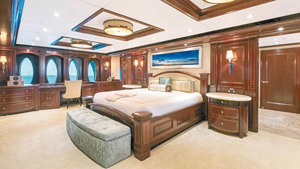 主人套房與船體同寬，可提供舒適的居住體驗。（Superyachtsmonaco © 2023）