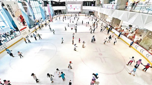 溜冰區冰面面積達1,250平方米，可同時容納多人一齊玩。