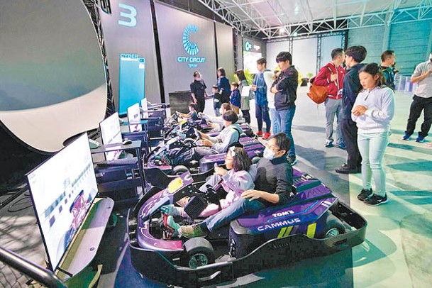 場內有逼真的賽車模擬器，可與世界各地的賽車手在線競爭。