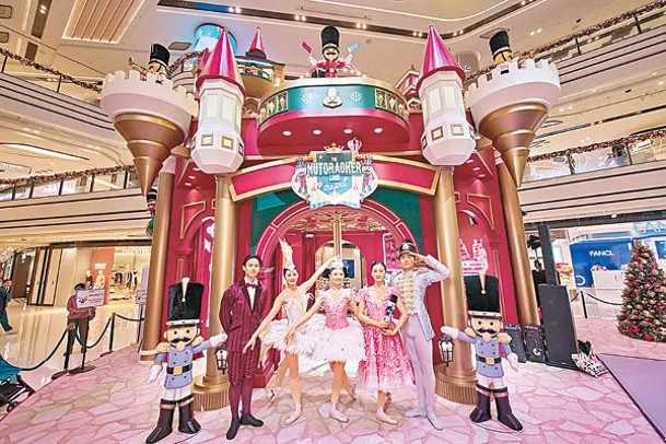 圍方聯乘香港芭蕾舞團呈獻的「胡桃夾子聖誕盛會」，當中又以8米高主題城堡最吸睛！
