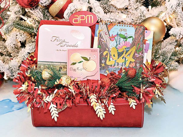 apm聖誕冬日禮品套裝包括：原味蝴蝶酥至尊禮盒、LUPICIA岡山限定白桃大吉嶺茶葉、apm X 美國人氣設計師Sebastian Curi座枱年曆（價值$420）。