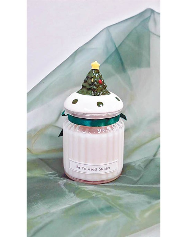 可以為摯愛調配出獨特香味蠟燭，並配上聖誕樹玻璃罐作為聖誕禮物。