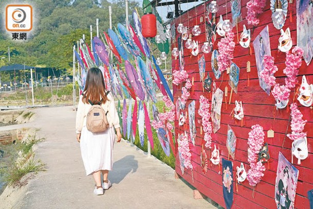 漫步在日式油紙傘牆之間，感覺恍如飛到日本旅行。