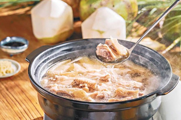 椰子雞選用海南文昌的竹笙雞，湯底則加入泰國椰皇，雞肉滑嫩鮮甜。