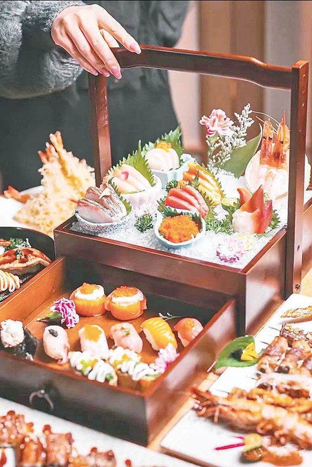大滿貫禮盒是招牌菜，內有北寄貝、黃獅魚、三文魚壽司刺身等。
