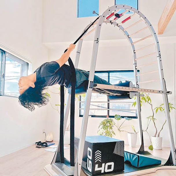 採用階梯設計的Archway可讓使用者抓握懸吊，對抗地心引力之餘，以不同角度挑戰身體強度與穩定度，動作包括垂直、水平面、斜對角甚至倒立。
