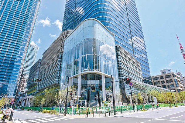 Tower Plaza商場內有59間店舖，包括餐廳、時裝店、大型書店等。