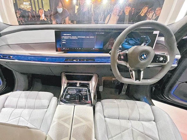 中控台的曲面顯示屏連接配備QuickSelect功能的最新BMW iDrive 8.5系統。