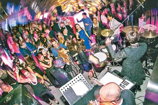 露天酒吧會有人氣DJ打碟和樂隊表演，大家可邊飲酒邊跳舞，盡情狂歡。