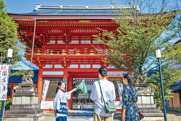 住客可參加由酒店導賞員帶領下，前往八坂神社境內「美御前社」的參拜活動。