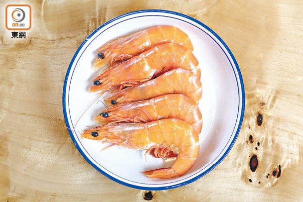 蝦和貝殼類的脂肪比雞胸肉更低，以蒸、烚或少油快炒方式烹調，不但味鮮，也相對健康。