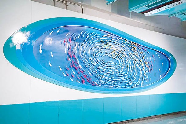 鴻安圍站的藝術櫥窗以深海魚為主題。