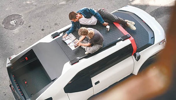 以新型塑膠複合物料製造的車頂既輕且硬，兩名成年人坐在上面都無問題。