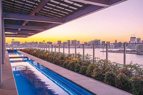 溫泉棟提供24小時的溫泉服務，採用來自箱根和湯河原的泉水，露天風呂可望到東京灣景色。