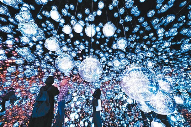 《Bubble Universe》以「認知上的存在」為核心，透過展示無數球體內部不同的光，引領觀眾進入一場奇幻之旅。