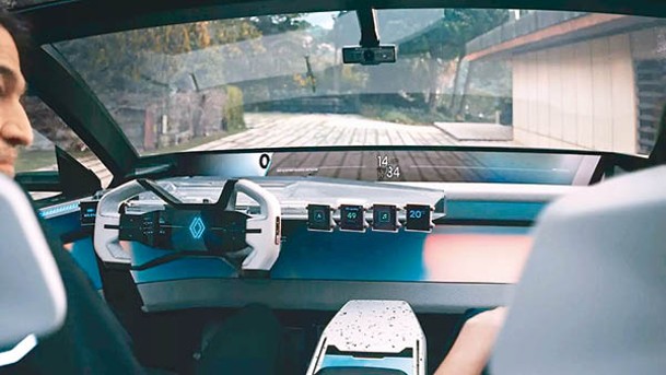 擋風玻璃下部的「透明」螢幕可顯示車速及導航地圖等。而軚環設計獨特，不僅附設觸感操控板，還裝有心率感測器時刻偵測駕駛者健康狀態。