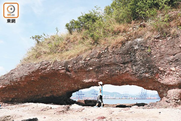 「鴨眼洞」 是島上著名地貌，經漫長地質、風化及海蝕作用而形成海蝕拱。