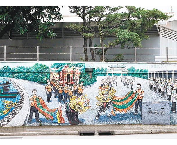 順平街的壁畫牆描繪着「天后醮典」，充滿文藝氣色。