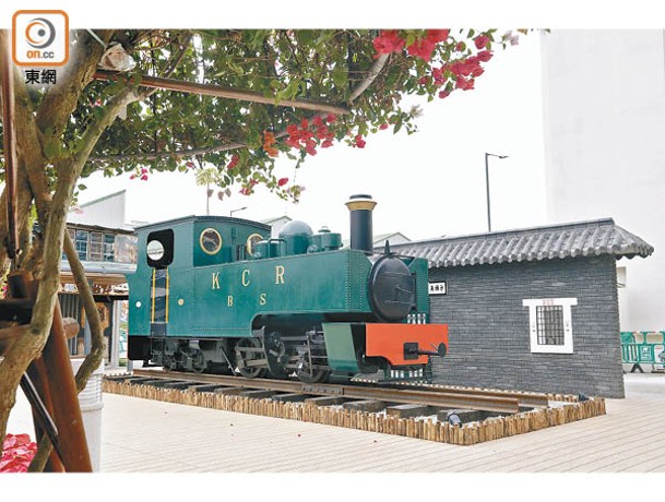 這具以1:1比例打造的仿製舊式火車頭模型，備有復古車站牆身襯托。