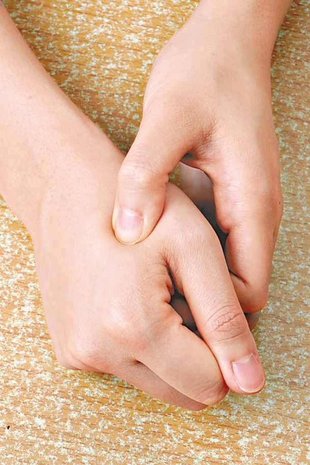「合谷穴」位於大拇指及食指相合之處，按捏可紓緩咳嗽。
