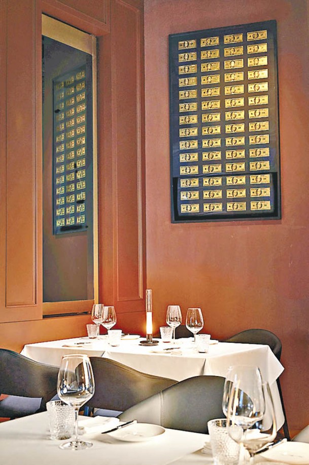 餐廳一隅以美金設計藝術品裝飾，呈現紙醉金迷的風格。