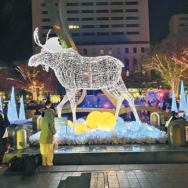 同場舉行燈飾活動Lumirage Chiba，公園內放置了超大隻的發光馴鹿。