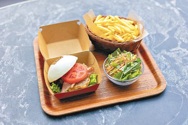 滑板漢堡包套餐有薯條及沙律，口味清新。