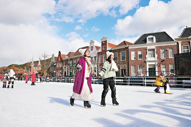 溜冰場以園區的歐式古典建築作背景，呈現荷蘭運河溜冰場的感覺。