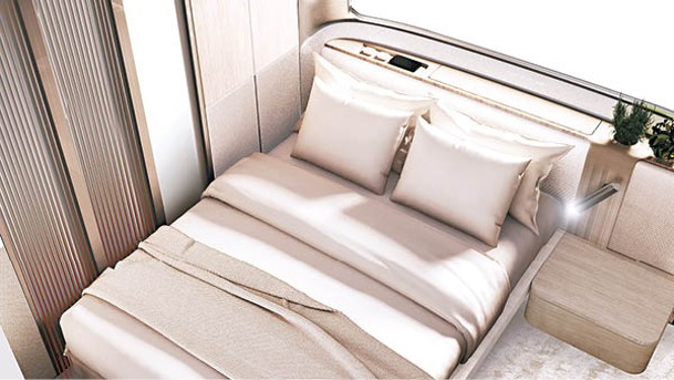 主睡房是由車尾的延伸部分變成，雙人床、床頭櫃及衣櫃等統統有齊。