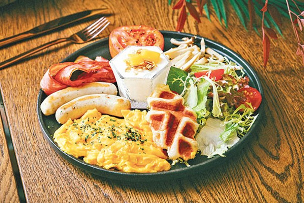 餐廳以西日菜為主，主打之一有豐富的全日早餐。