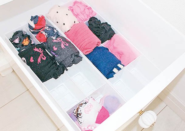 在抽屜內放上分隔板，可以清楚地分區收納，用來放襪子、內衣褲十分適合。