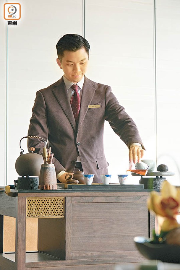 套餐點選醇茶拼配，會有專業茶藝師莫嘉傑於席前泡茶。