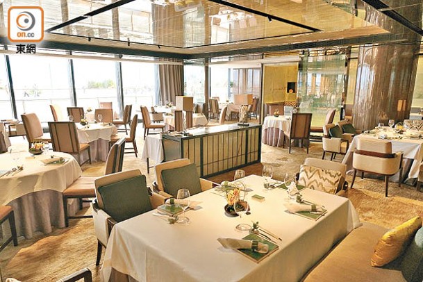 餐廳可以看到維港景色，無論下午或晚上用餐，有優美景色伴食，令人保持心情舒暢。