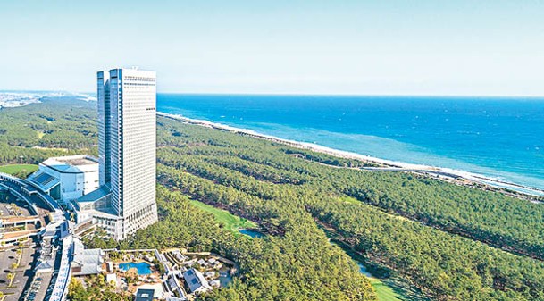 共有3間酒店的Phoenix Seagaia Resort是宮崎最大型的度假村，Sheraton Grande Ocean Resort是當中的旗艦酒店。