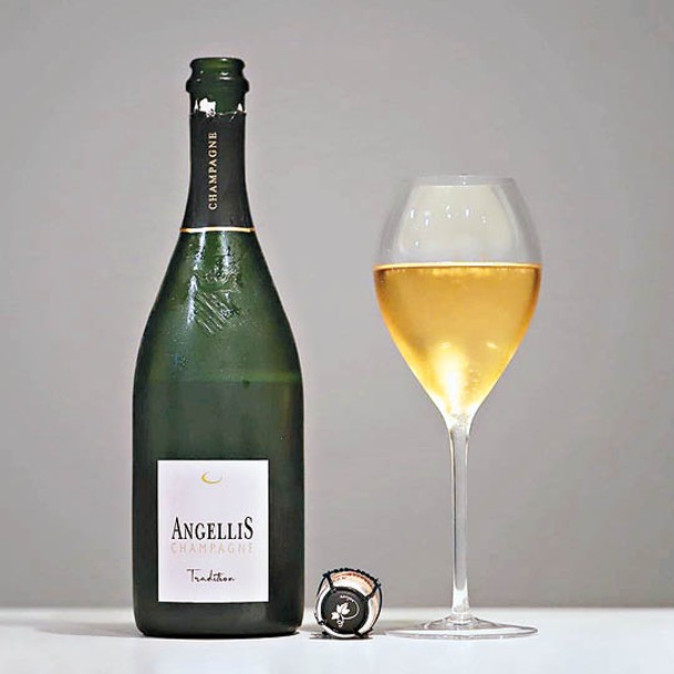 客房準備了於法國葡萄酒指南中榮獲兩星殊榮的Angellis Champagne Tradition Blanc de Noirs Brut香檳，氣泡澎湃豐沛。