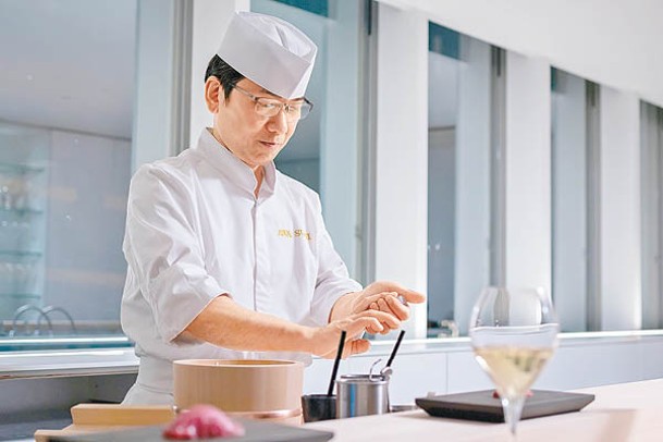 AWA SUSHI料理長辻本暎治曾於多間酒店的日本料理餐廳任職。