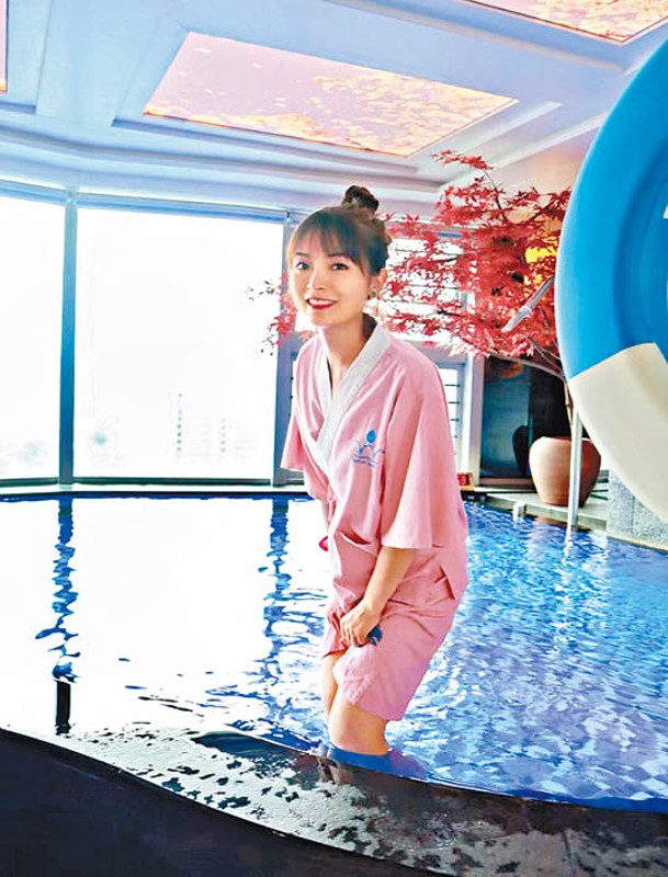 天際浴池附有落地玻璃，可俯瞰深圳市景色。（小紅書@我是啦啦醬）
