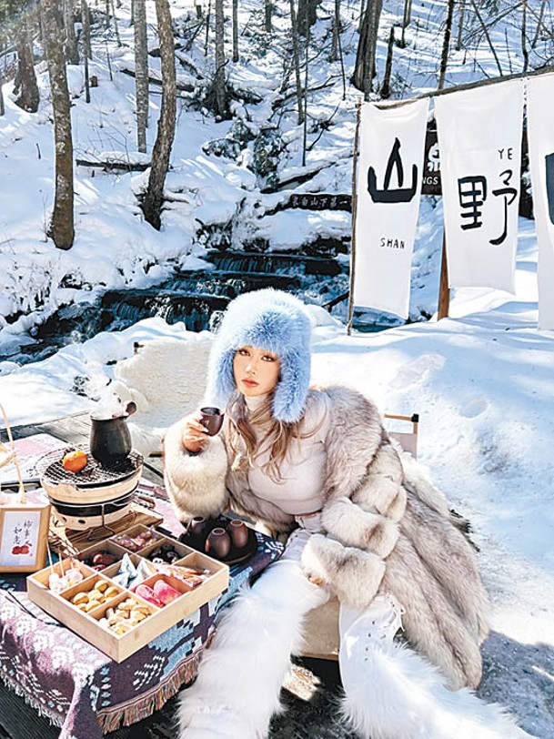 在雪地裏圍爐煮茶，邊喝醇香茶水邊食香軟烤紅薯，相當寫意。（小紅書@潘朵芮Ddoriss）