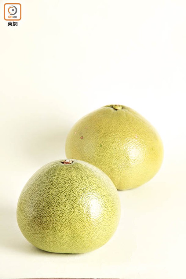 碌柚<br>新年桌上或果盤經常見到柚，取其諧音「有」和「佑」，寓意包羅萬有、神明保佑之意，夠大夠重手為佳。