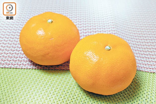 佐賀橙柑<br>橙和柑的混合品種，約手掌般大，果汁豐、富柑香，供應至2月。（b）