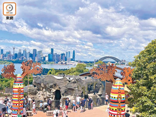 在園內乘纜車上山，可欣賞悉尼海港景致。