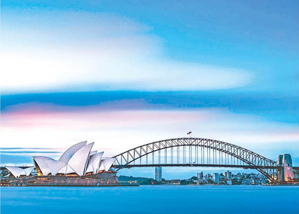 作為澳洲地標的悉尼歌劇院及悉尼港大橋，旁邊的環迴碼頭可乘搭渡輪前往曼利海灘。
