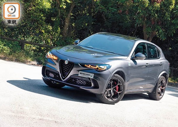 Stelvio Quadrifoglio配備Q4四輪驅動系統及源自法拉利的90度夾角V6全鋁合金2.9公升雙渦輪增壓引擎，完成0~100km/h加速僅需3.8秒。