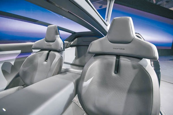 大型玻璃頂車連大鷗翼車門設計，覆蓋整個車廂，無論坐在前排或後排同感開揚。