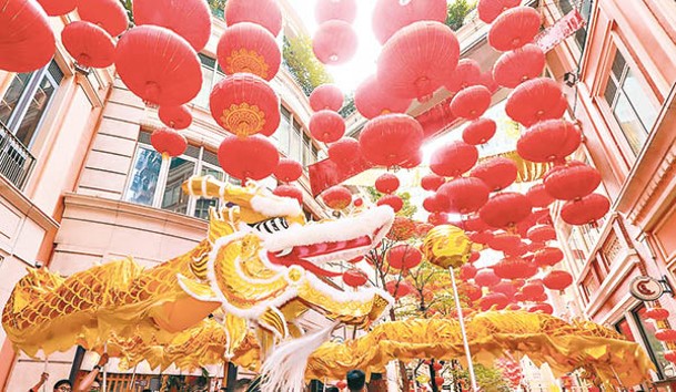 將街道打造成新春燈籠海，仲有金光閃耀的8米巨龍慶新春。