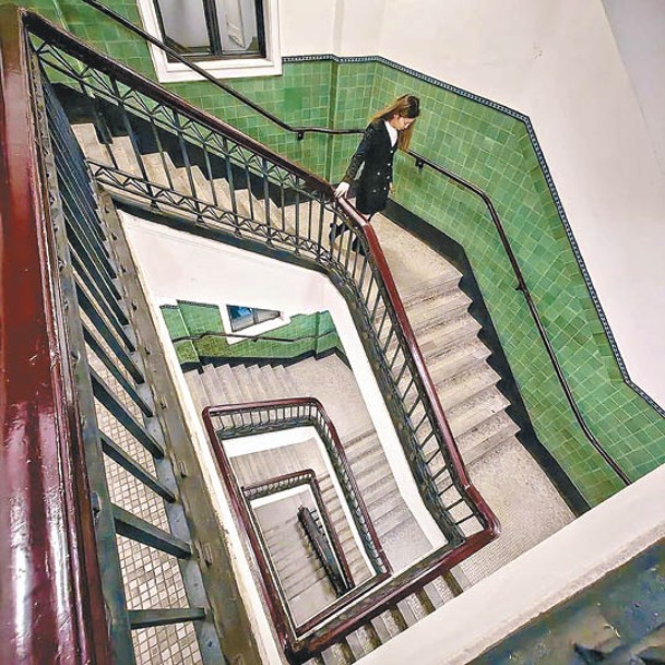 貫穿飯店多個樓層的樓梯，也是劇中場景之一。