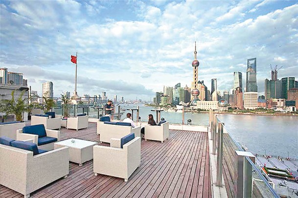 9樓的羅斯福色戒酒吧設有露天區，可無遮擋觀看浦東新區摩天大樓景致。