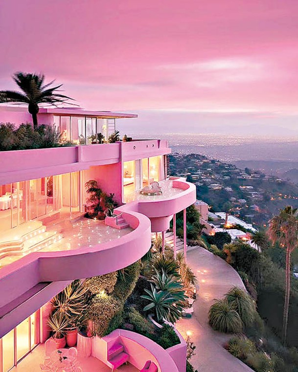 擬建於美國洛杉磯的「LA Hills Mansion」，用上浪漫的玫紅色來布置。（ig@panchevamonika）