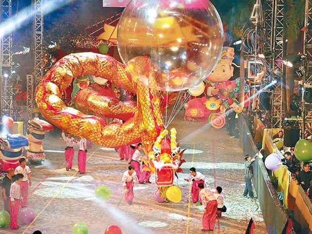 本地表演隊伍為觀眾帶來應節舞龍舞獅表演，展示飛龍在天功架。