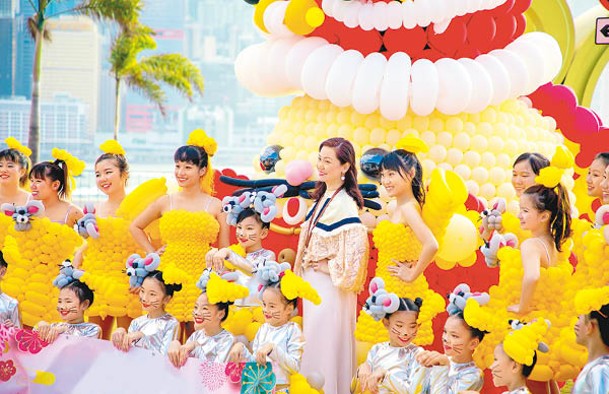 「龍飛鳳舞喜迎春」有約百位舞蹈及武術學員表演。
